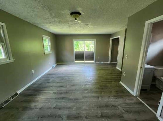 Building Photo - Two Bedroom Single Family Home!