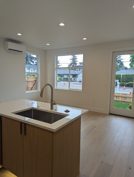 Building Photo - 5041 SE King Rd