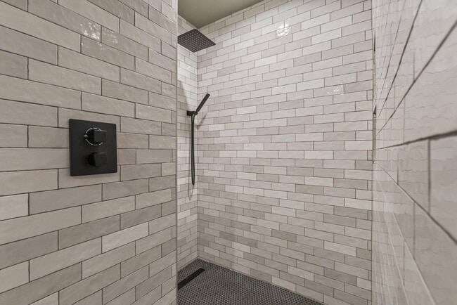 Building Photo - 1233 Sherborne Pl