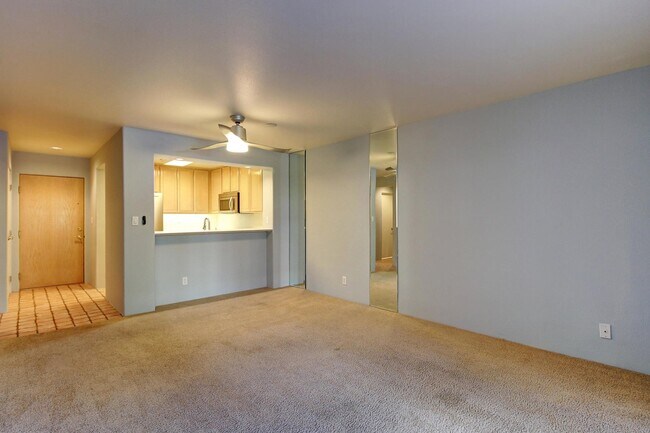 Building Photo - Lovely ground floor unit at the incredible El Escorial! Santa Barbara:)