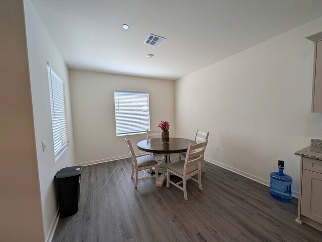 Building Photo - 821 Highlands Dr