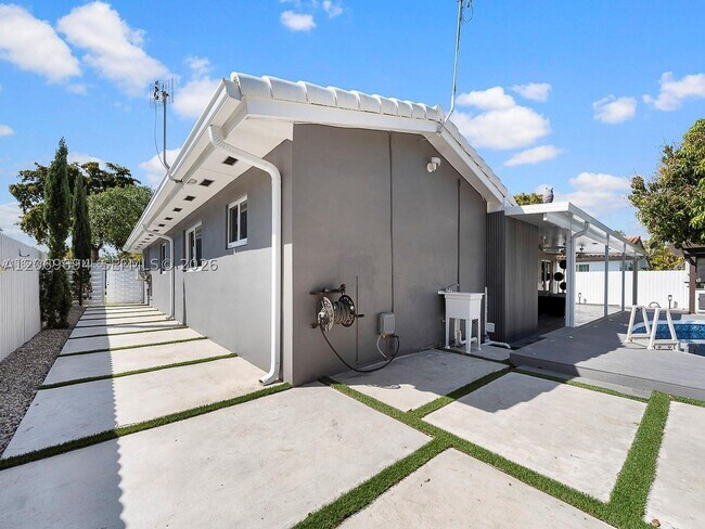 Building Photo - 6951 Miami Lakeway S