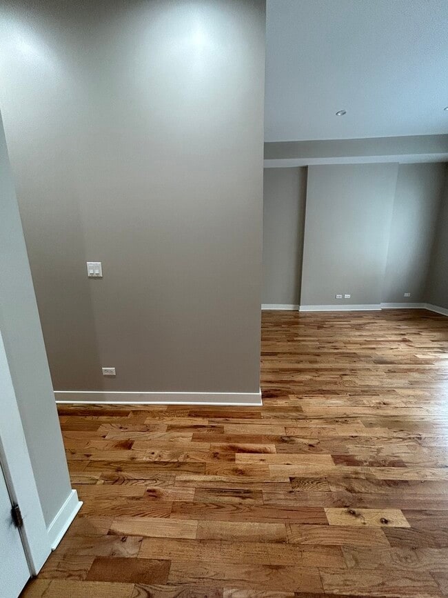 Building Photo - 753 W Buckingham Pl