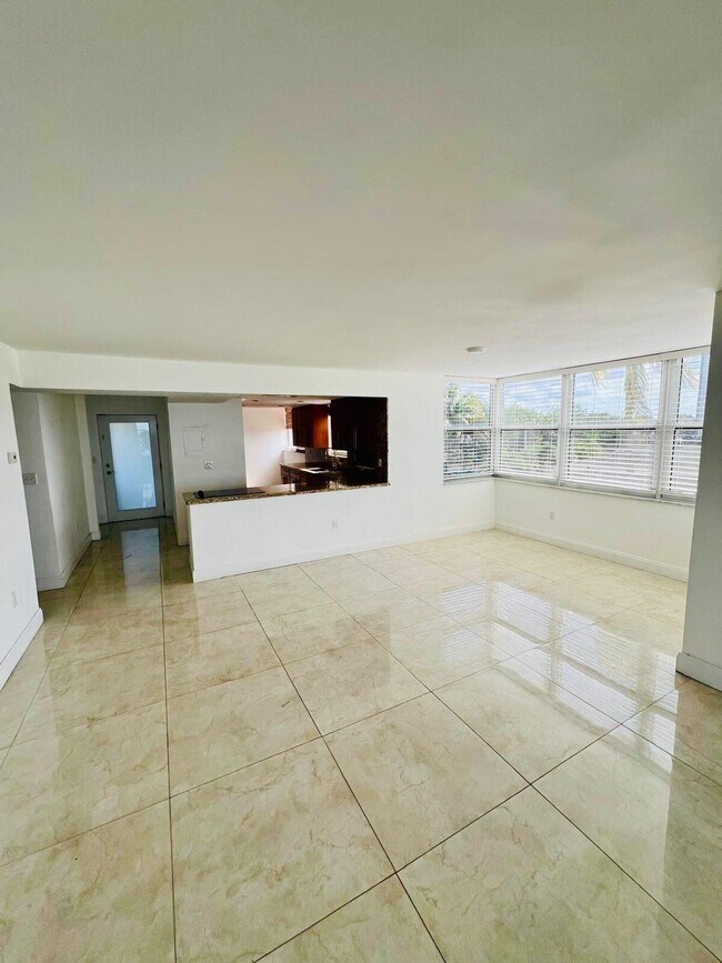 Building Photo - 1175 NE Miami Gardens Dr