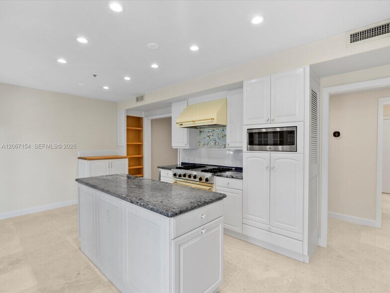 Building Photo - 730 3rd St