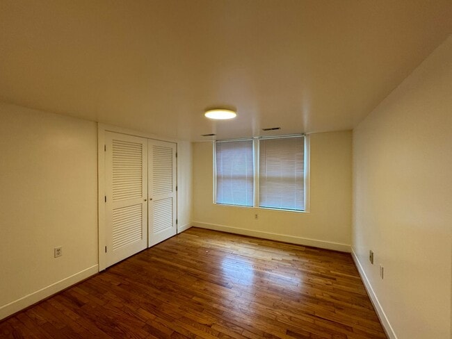 Building Photo - CHARMING MAIN LEVEL 1 BEDROOM APT NEAR THE...