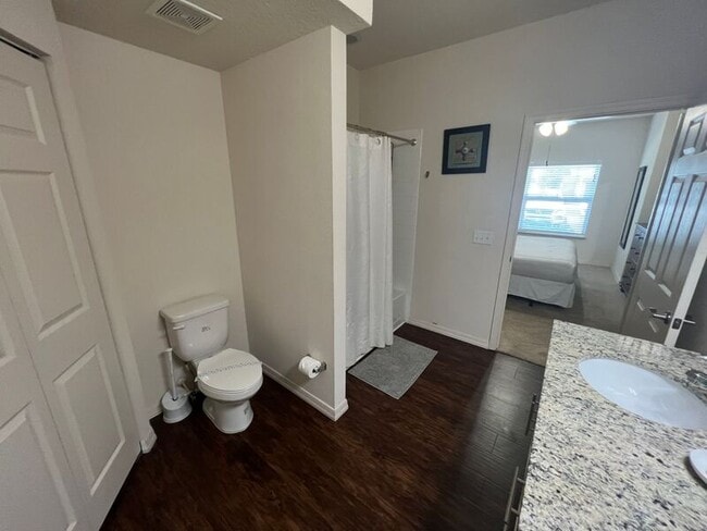 Building Photo - 8932 Shine Dr