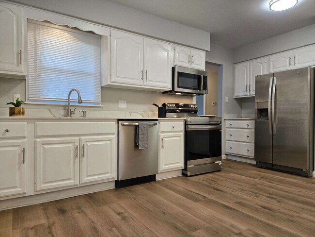 Building Photo - The Good Life — Over 2,200 Sq Ft with Finished Basement & Sunroom