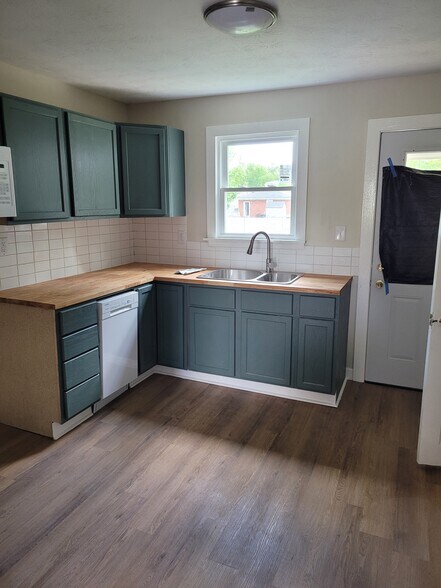 Kitchen - 514 Longfield Ave