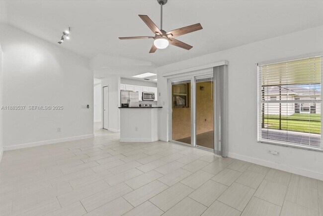 Building Photo - 1392 SW Sudder Ave