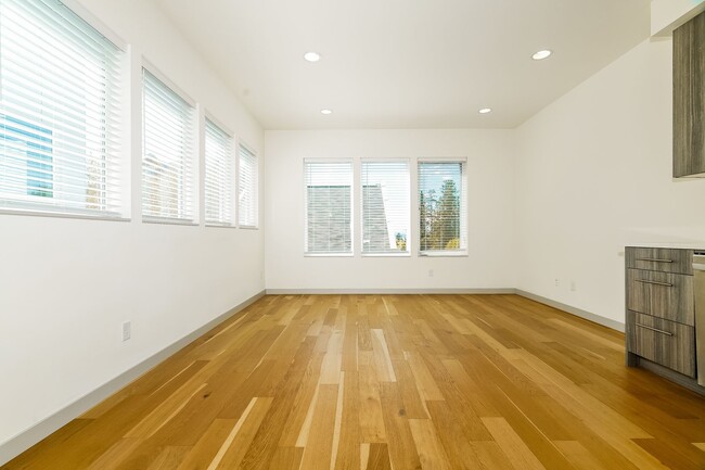 Building Photo - Sleek 2-Bed Townhome with Rooftop Deck & A...