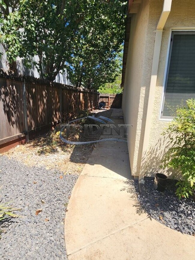 Building Photo - 4 bedroom 2 bath near schools and parks