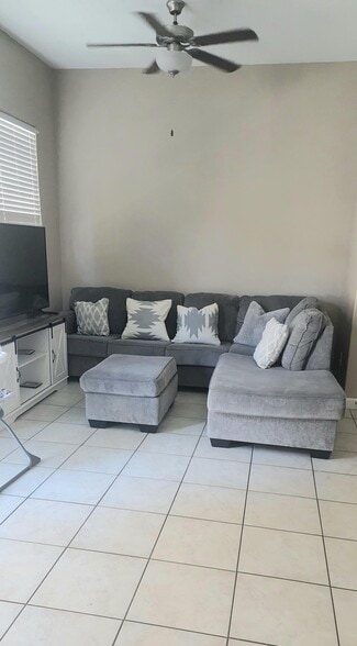 Building Photo - 1367 S Country Club Dr