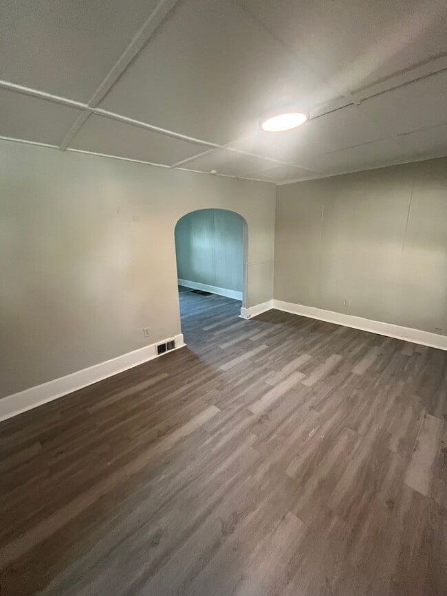 Building Photo - Section 8 Accepted, 3-bedroom home, perfec...