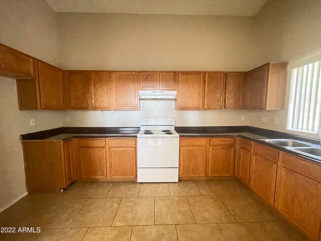 Building Photo - 4004 S Summer Ct
