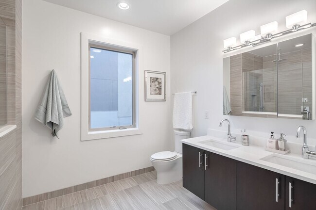 Building Photo - Northern Liberties Townhome with Parking