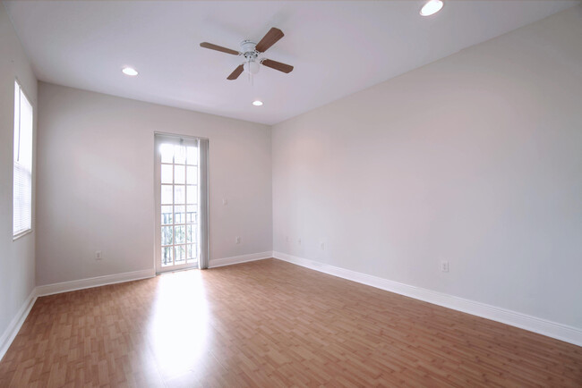 Building Photo - 6890 Julia Gardens Dr