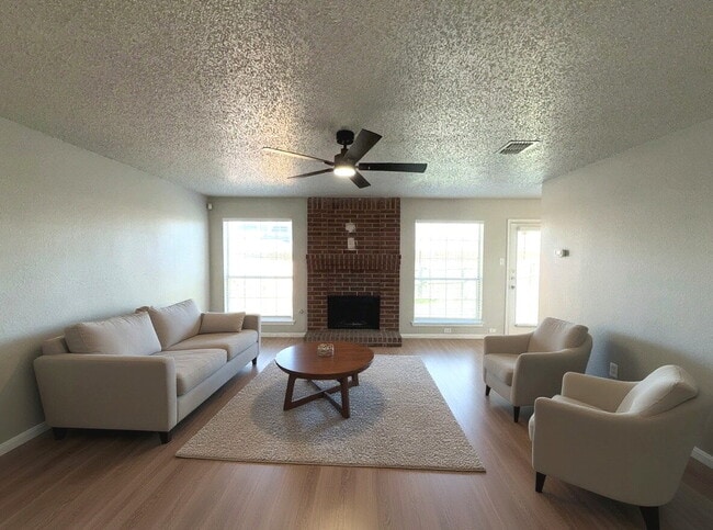 Building Photo - For Lease: Beautifully Remodeled 3-Bed Two-Story in Quiet DeSoto Neighborhood