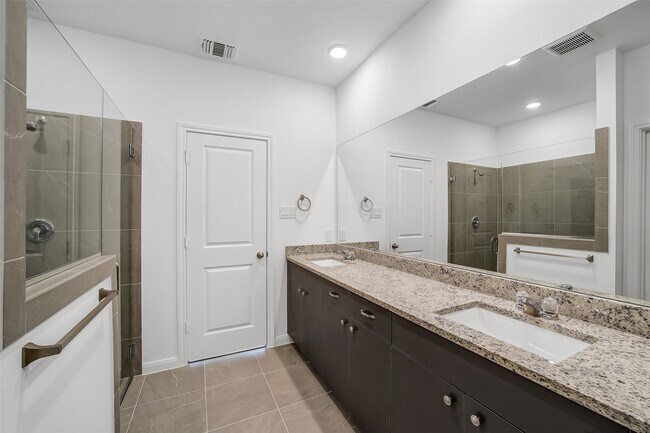 Building Photo - 13614 Pine Dr