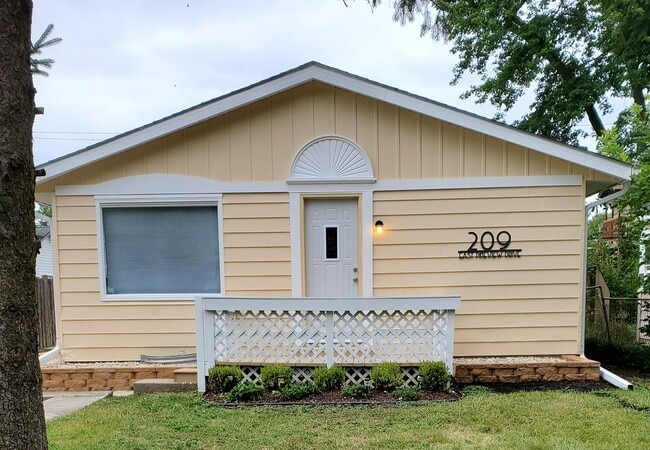 Building Photo - 209 E Pineview Dr