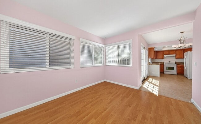 Building Photo - Updated and Move-In Ready!