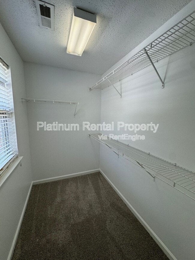 Building Photo - 4885 Robinson Square Dr