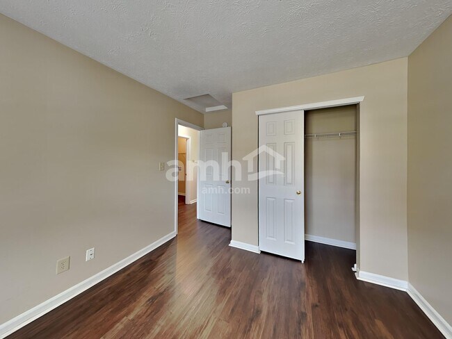 Building Photo - 7864 Fox Glen Dr