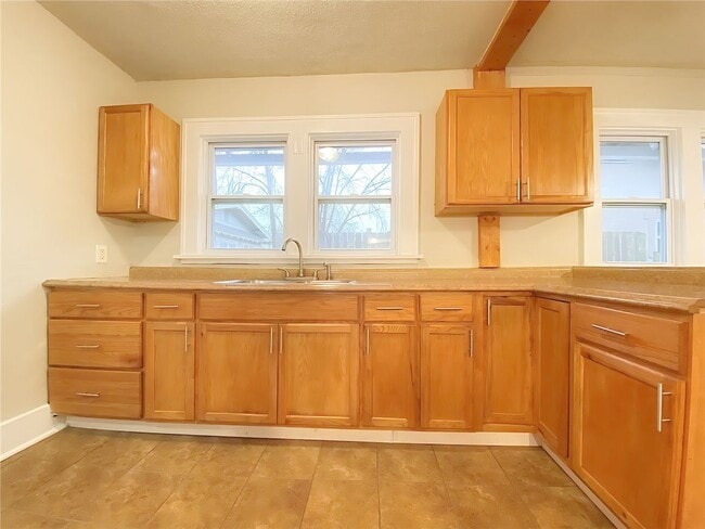 Building Photo - Charming 2-Bedroom Home with Hardwood Floors & Great Location Near Des Moines