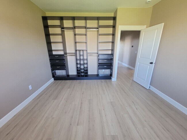 Building Photo - Luxurious 4-Bed Richland Home with Pool, H...