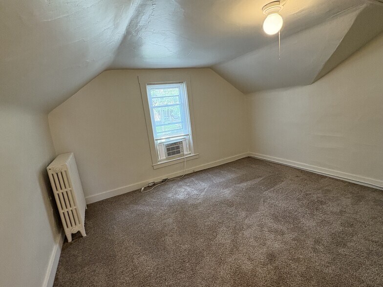 Building Photo - 315 E Davenport St