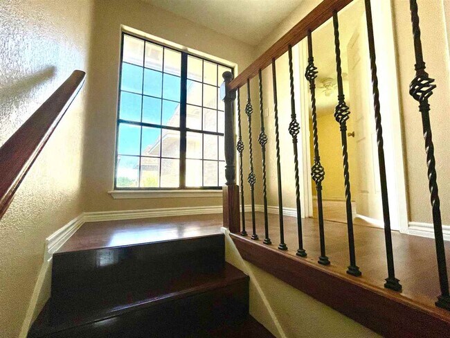 Building Photo - 200 Martingale