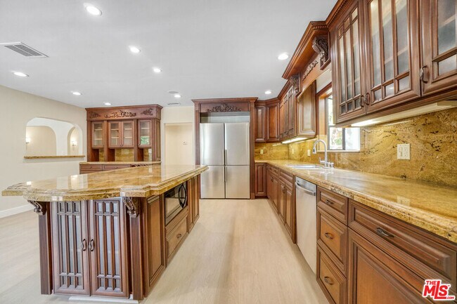 Building Photo - 209 N Doheny Dr