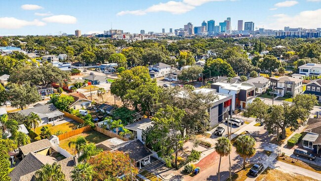 Building Photo - 2705 N Poplar Ave