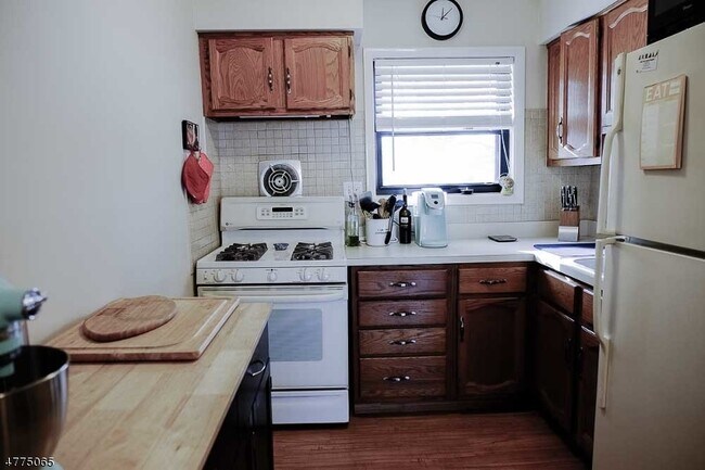 Building Photo - 10 Colonial Dr