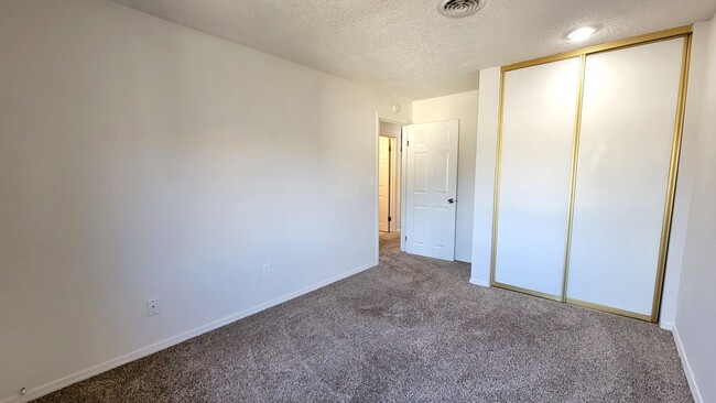 Building Photo - 3-bedroom, 2-bath Condo 'On the Green'