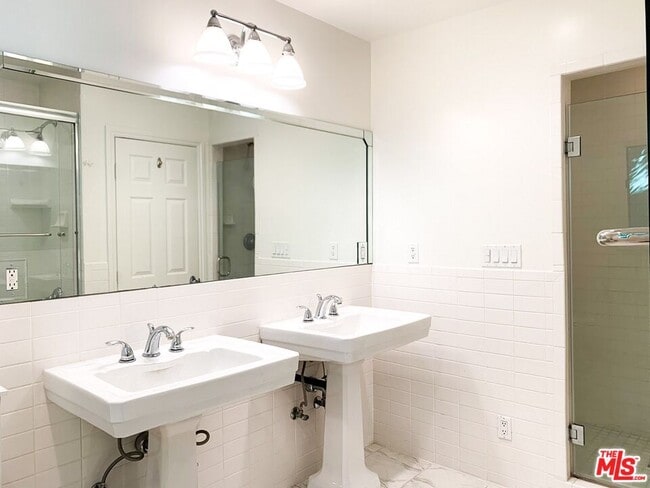 Building Photo - 2239 Vista Del Mar Pl
