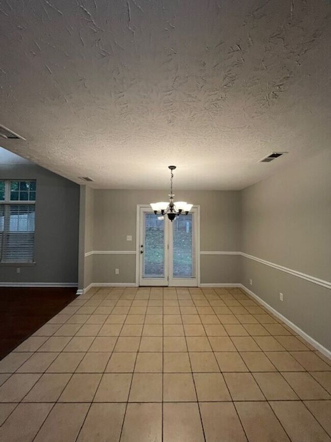 Building Photo - 913 Gerardi Rd