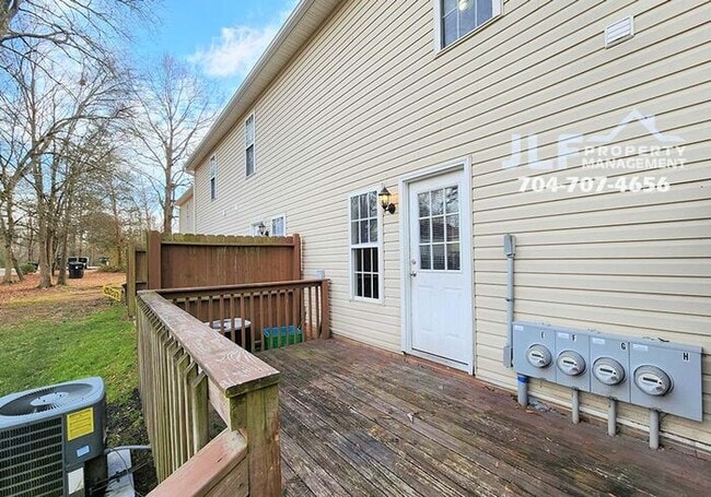 Building Photo - Full Brick Townhouse in Highly Desirable C...