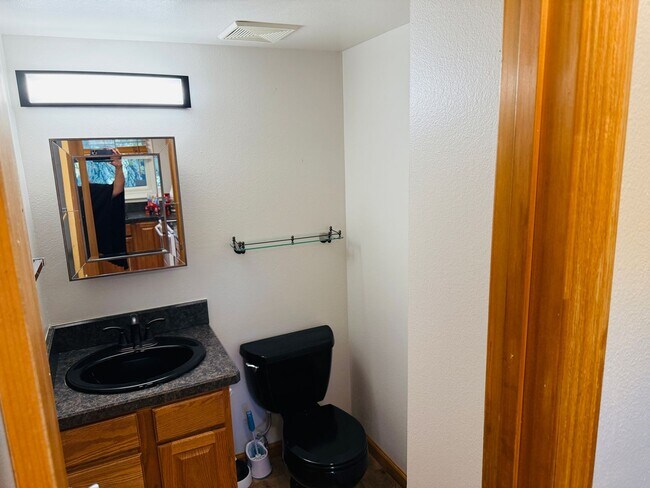 Building Photo - January HALF OFF! West End Townhome with Deck, Central AC and community pool