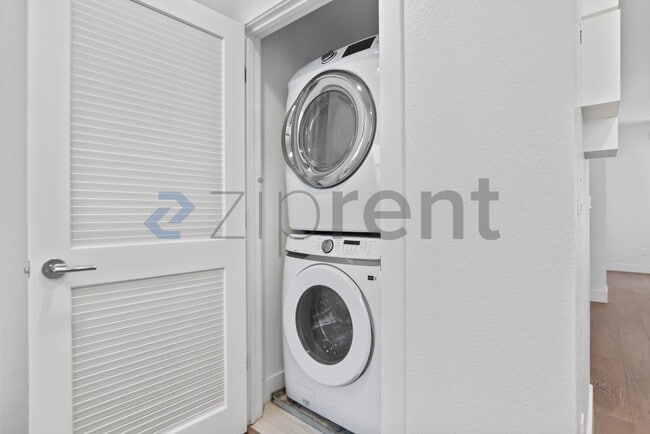Building Photo - Unit