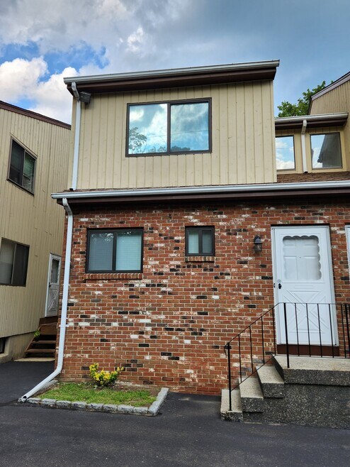 Building Photo - 60 Wolfpit Ave