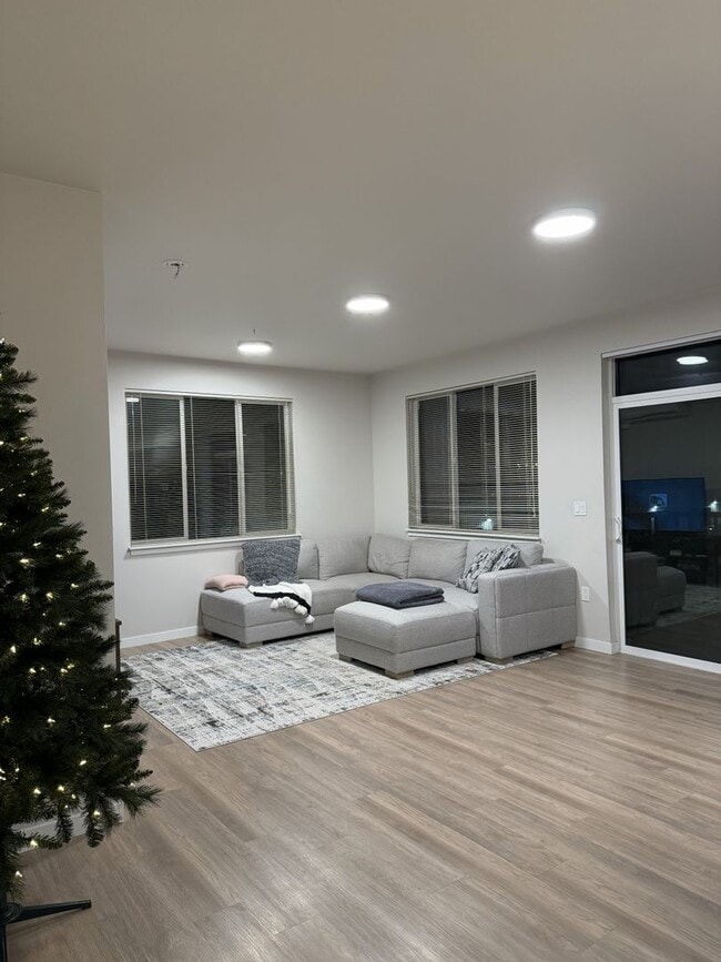 Building Photo - 920 E 4th Ave