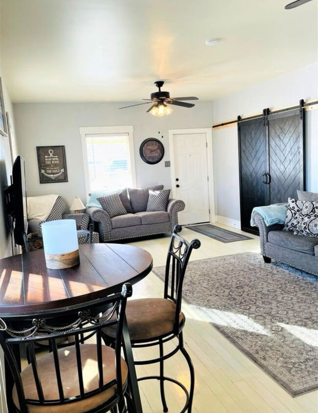 Building Photo - Available October 4, 2025! Remodeled Histo...