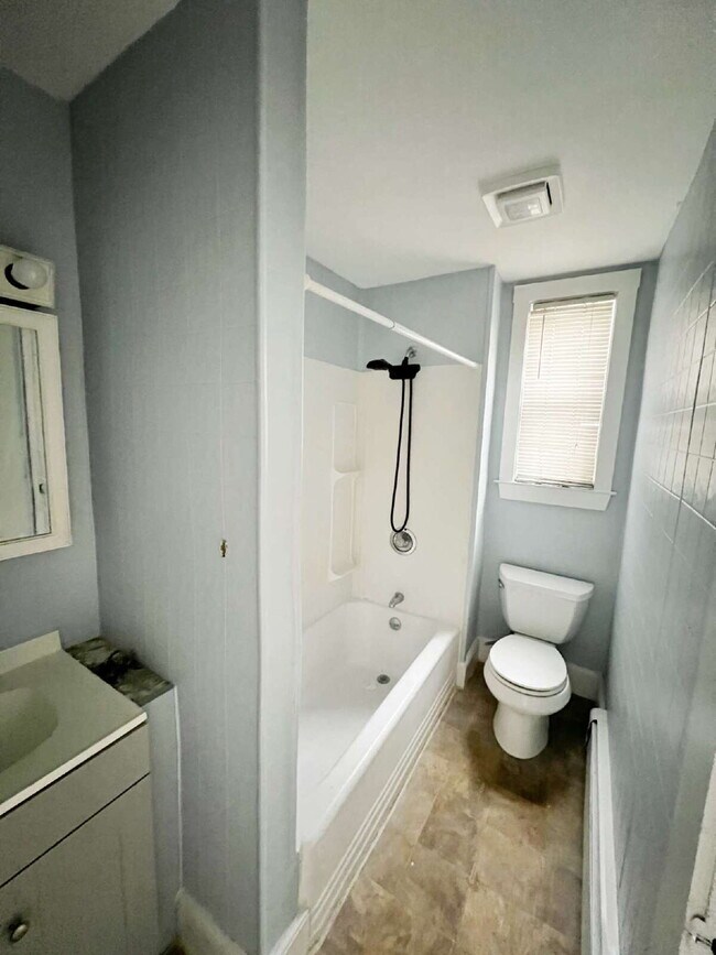 Building Photo - Spacious 1 BED 1 BATH