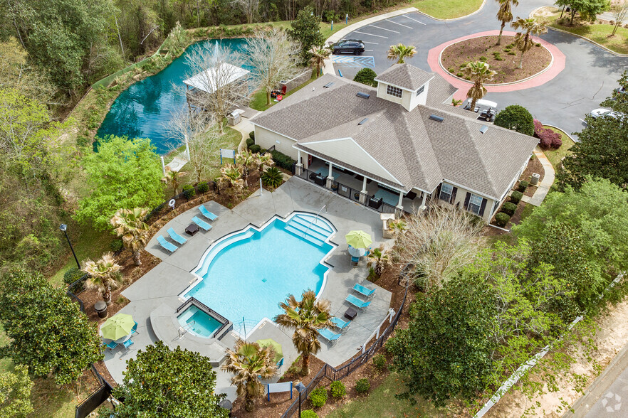 Pool Area - Water's Edge Apartment Homes