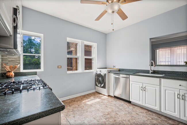 Building Photo - 906 Oakton St