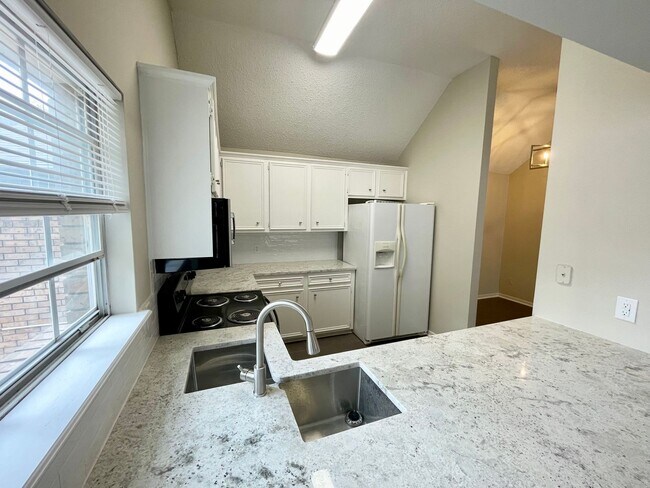 Building Photo - 3/2 townhouse for rent in Brandon 047!