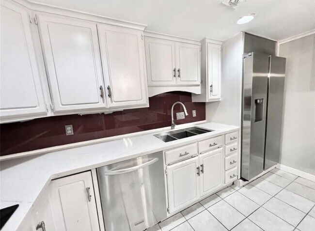 Building Photo - 2016 Main St