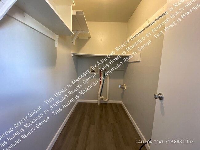 Building Photo - 2230 Ivanhoe Dr