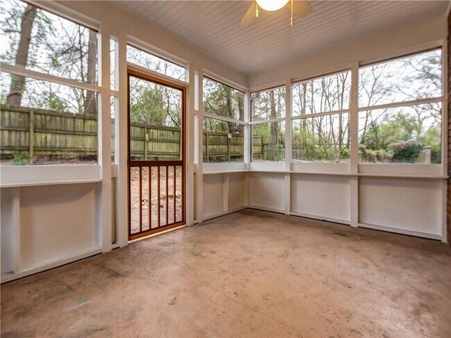 Building Photo - 4745 Hillside Dr
